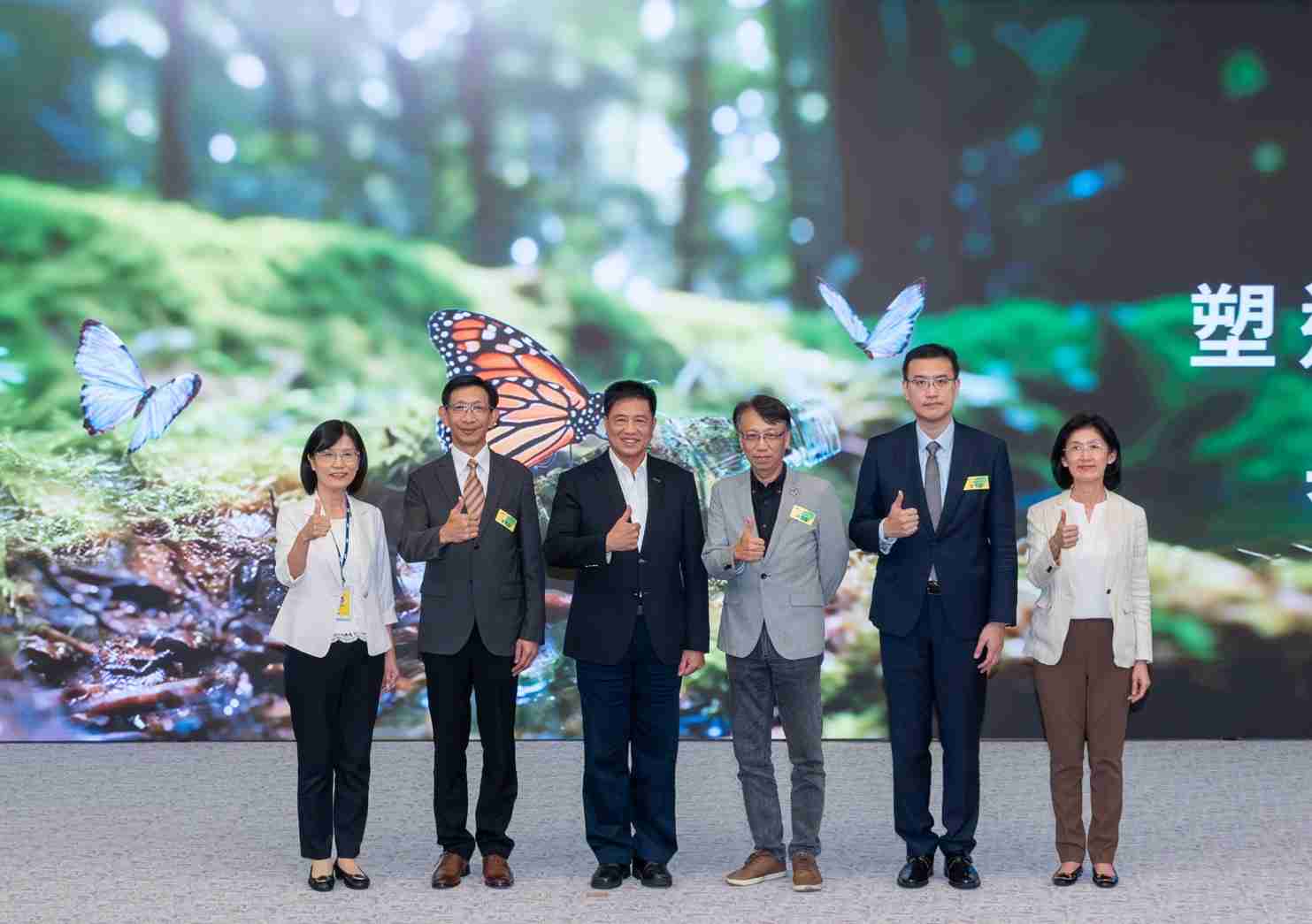 友達2023 CSR共榮大會，，，邀請領域專家分享交流生物多樣性管理趨勢、、無塑產品、、、海廢永續塑料等議題  （圖左到右：友達光電永續長古秀華、、、3M台灣技術長陳君杰、、、、友達光電董事長暨集團策略長彭双浪、、、光寶科技企業永續發展處處長陳慶暉、、安永聯合會計師事務所執業會計師曾于哲、、、、友達光電供應鏈總部副總經理吳宜芳）