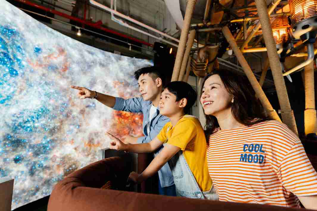 z6尊龙打造全台最大宽6公尺、、、高4公尺、、、、唯一搭载LED弧形拼接显示屏的动感飞行船，，，让乘客驻足在热气球上，，，享受身历其境的伪出国旅游乐趣