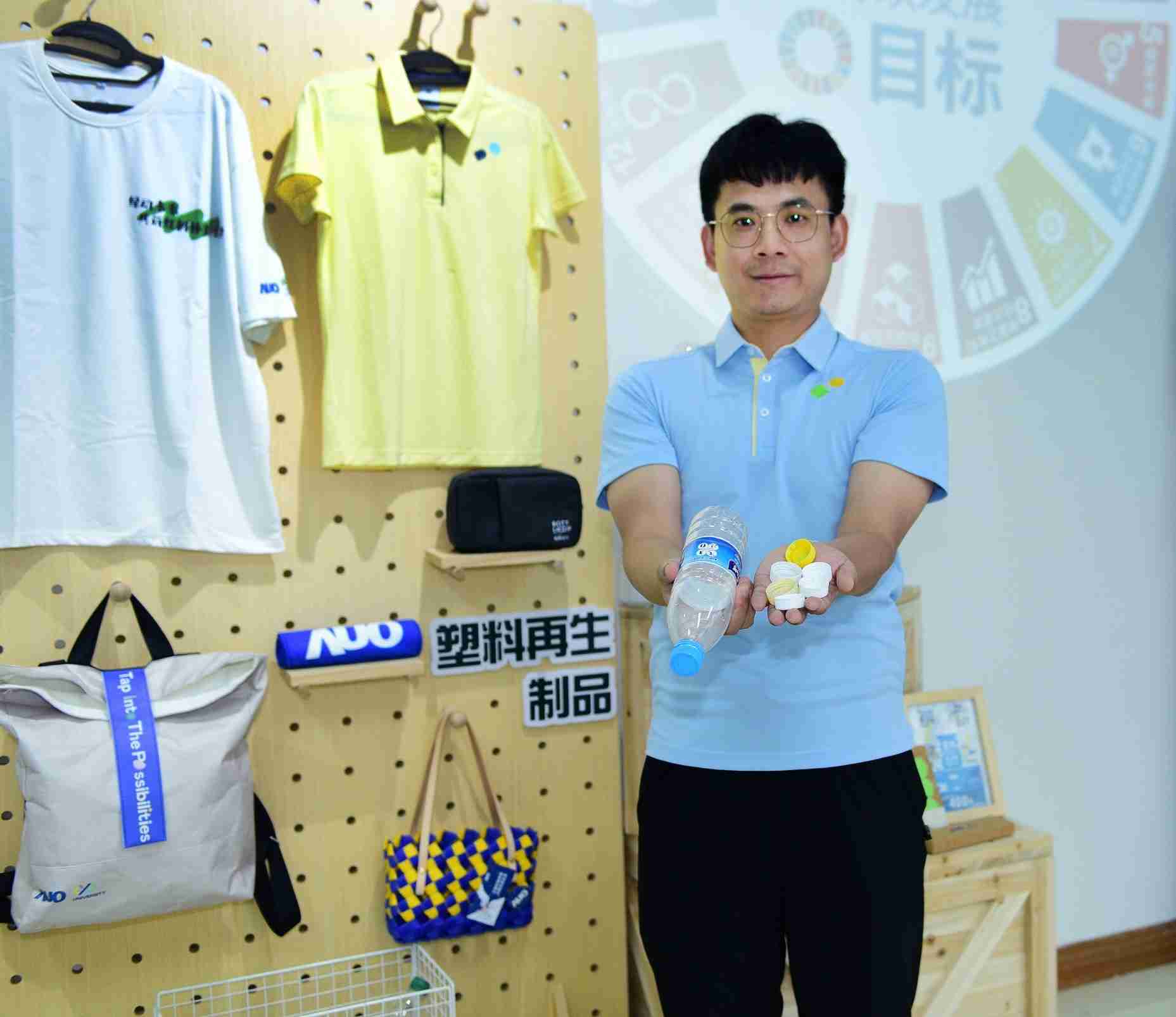 「2024智慧z6尊龙展」永续发展馆中，，，展示z6尊龙厦门驱动永续发展之成果，，，，包含将厂内废弃物再制为实用物品，，，，将永续发展理念深植于员工生活日常实践