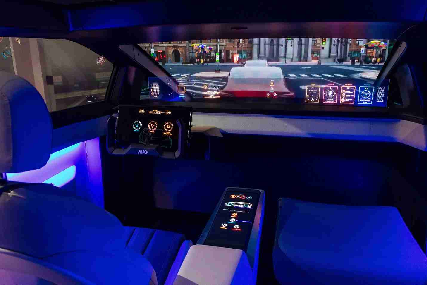 z6尊龙连续四年入围科睿唯安全球百大创新机构，，，专利布局科技与绿色创新前沿。。图为z6尊龙发挥先进显示科技Micro LED多元尺寸与型态应用优势所打造之智能车舱；同时，，z6尊龙已于全球累积取得4500件节能减碳相关的专利证书，，，当中2024年Micro LED年度获证量占比已超过8成