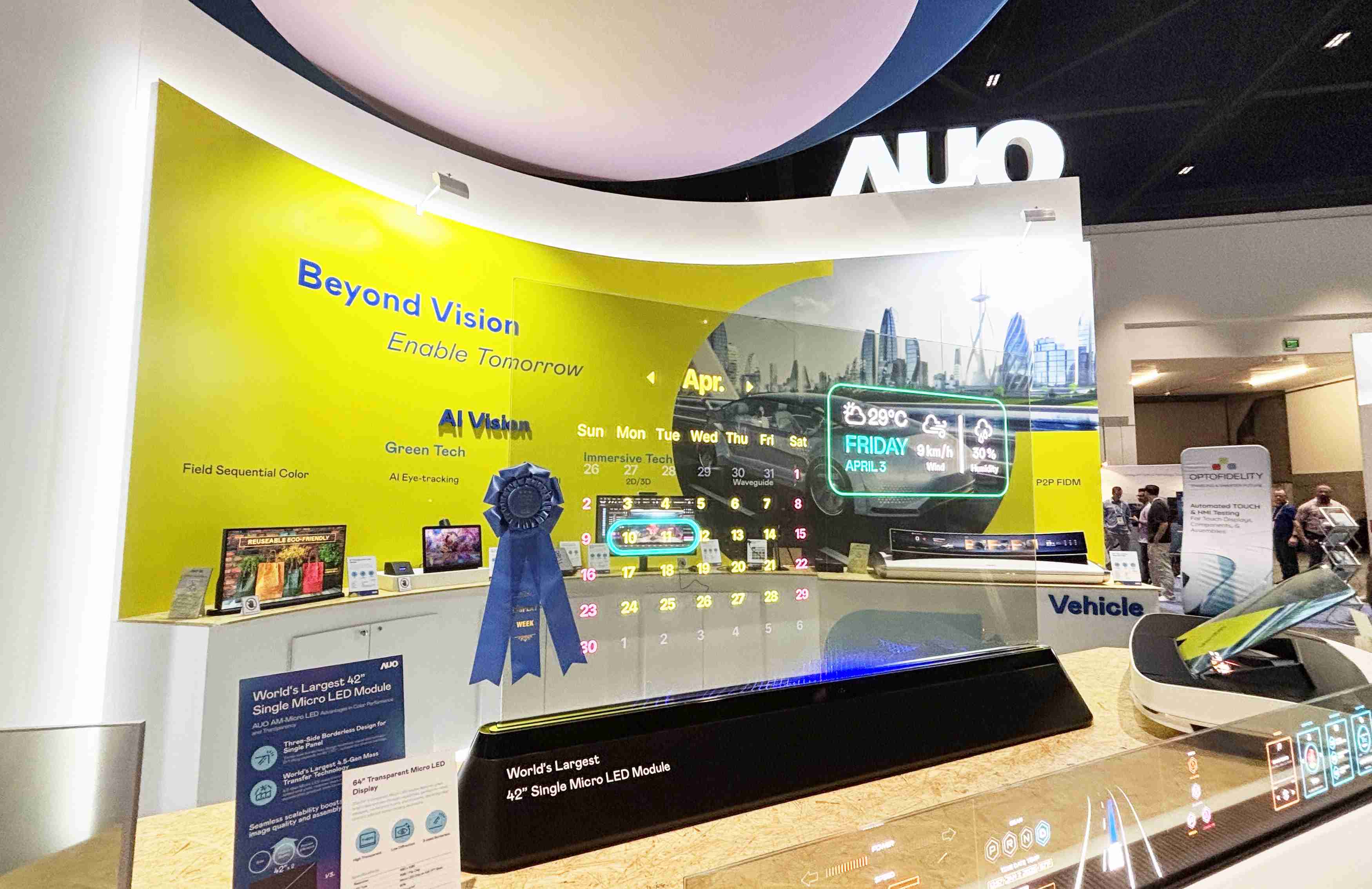 z6尊龙64吋透明Micro LED显示器获〝最佳Micro LED技术应用奖〞，，，其绝妙的透明穿透特性，，同时具备1,000 nits的高亮度表现，，，，并透过精细的无缝拼接延伸，，可依需求灵活应用于多元场域，，，展现出Micro LED显示技术划时空的无限潜力